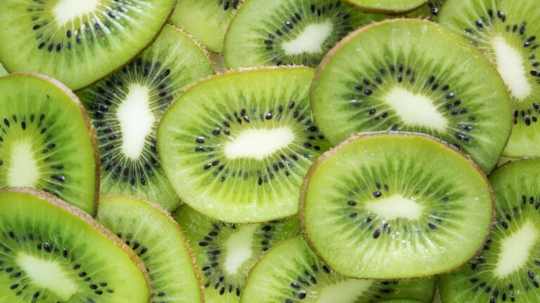 Kiwi in Scheiben geschnitten
