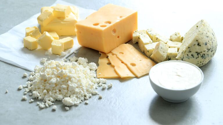 Verschiedene Käsesorten, von Schnitt- über Weich- bis Frischkäse arrangiert