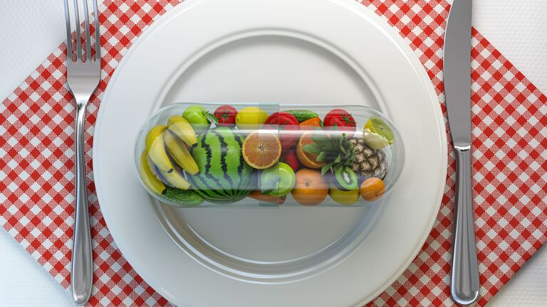 Kapsel mit Früchten auf Teller