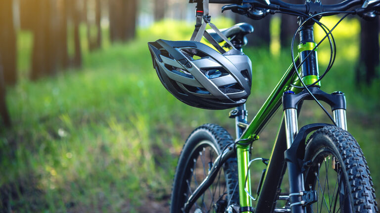 Fahrradhelm hängt am Fahrradlenker