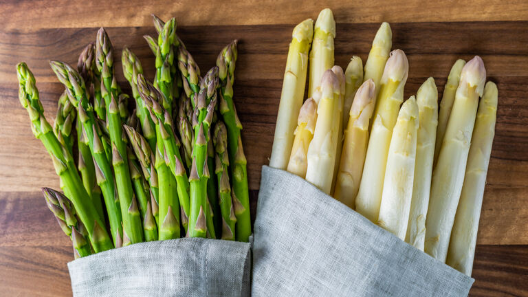 Grüner und weißer Spargel