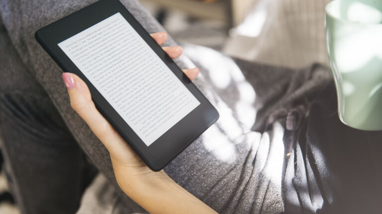 Frau liest in einem E-Book-Reader