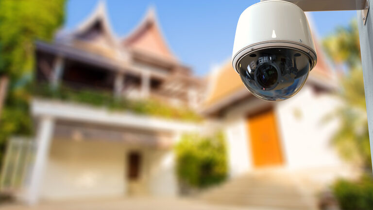 Überwachungskamera mit Privathaus im Hintergrund