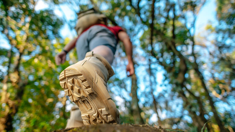 Wanderschuhe eines Wanderers von unten