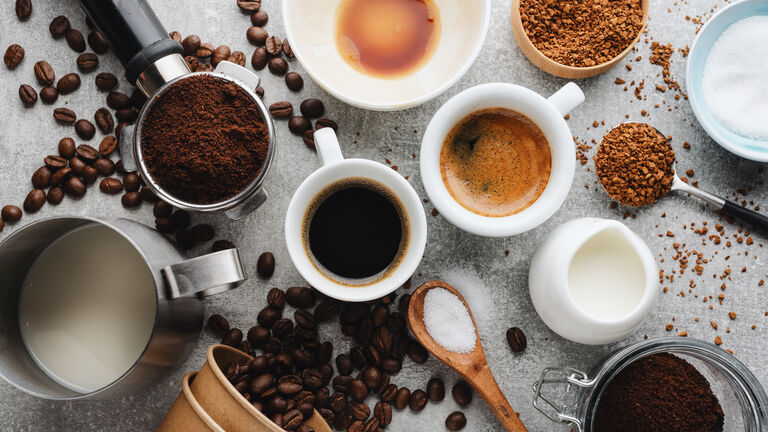 Kaffee und Requisiten für Kaffeezubereitung