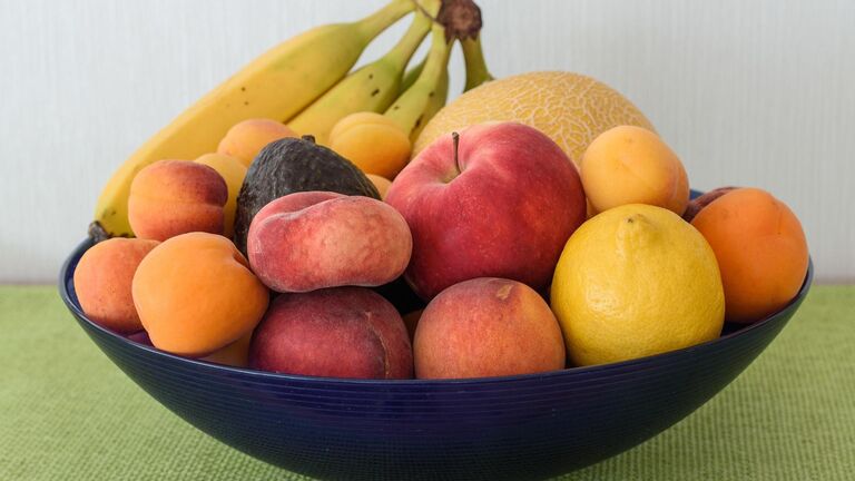 blaue Schale mit Obst