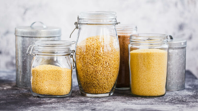 Bulgur, Couscous, Quinoa in Aufbewahrungsgläsern
