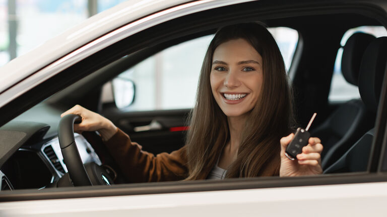 Junge Frau in einem Auto