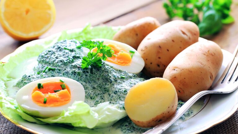 Frankfurter grüne Soße mit Ei und Kartoffeln