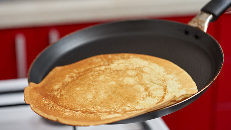 Pfannkuchen gleitet aus Pfanne