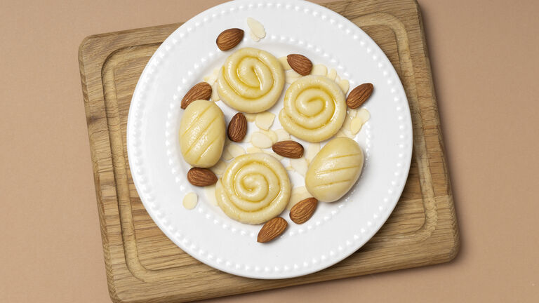 Marzipan und Mandeln auf einem weissen Teller 