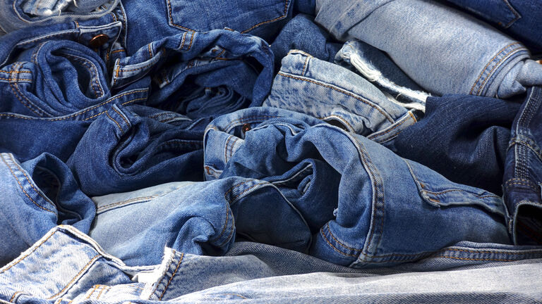 Unterschiedliche Kleidungsstücke aus Jeansstoff