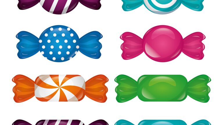 acht Bonbons sind in blaues, grünes und rosa Papier eingewickelt