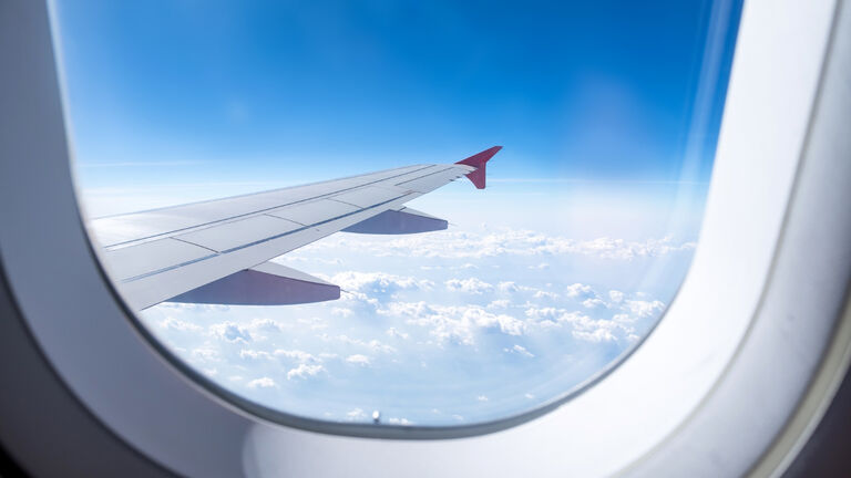Ein Blick aus dem Flugzeugfenster auf die Tragfläche