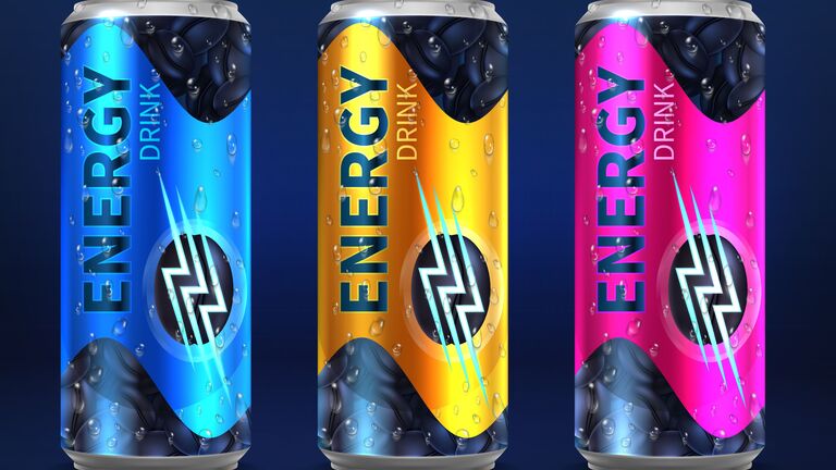 Drei Energy Drinks in blauer, gelber und pinkfarbener Dose 