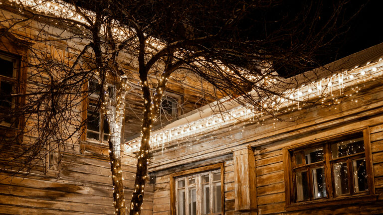 Ein Hausfront ist von Lichterketten erhellt