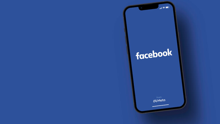 Smartphone mit Startbildschirm der Facebook-App