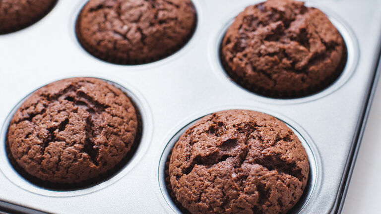Schokoladenmuffins in einer Aluminium-Muffinform