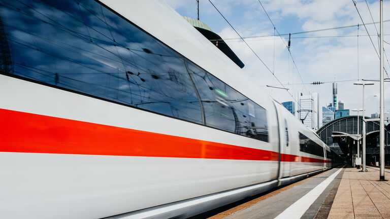 Ein ICE fährt in den Frankfurter Hauptbahnhof ein