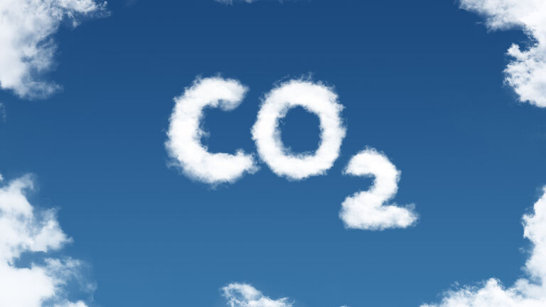 Ein Blick in einen blauen Himmel, Man sieht nur in der Mitte eine Wolkenformation, die das Wort "CO2" schreibt.