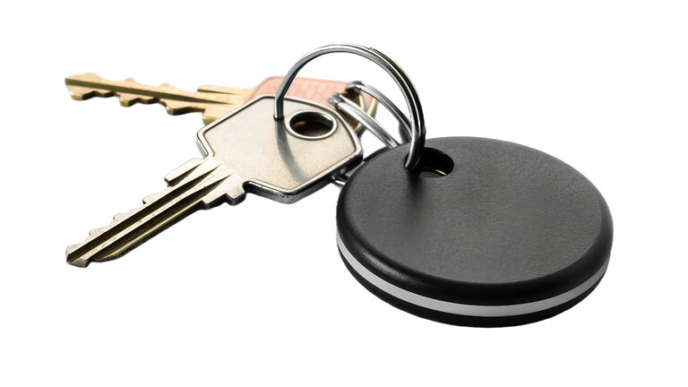 Ein Schlüsselbund mit zwei Schlüsseln und einem Bluetooth-Tracker