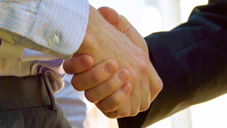 Handschlag zwischen zwei Personen