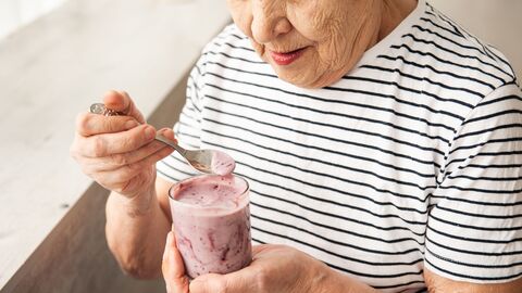 ältere Frau isst Joghurt