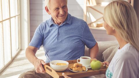 älterer Mann mit Frühstück