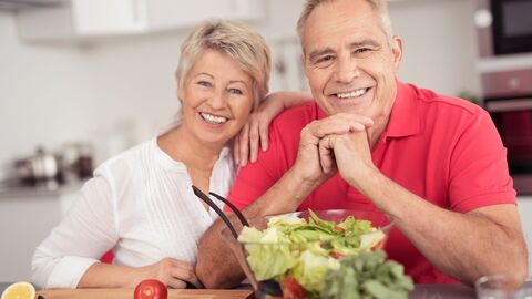 älteres Paar mit Obst und Gemüse