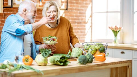 älteres Paar beim Salat essen