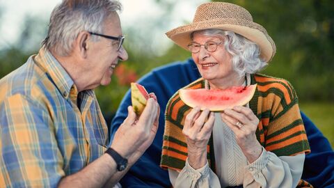 Älteres Paar isst Wassermelone