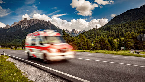 Krankenwagen rast über Autobahn