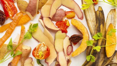 Reste von geschältem Obst und Gemüse