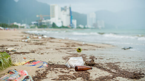 Verschmutzter Sandstrand