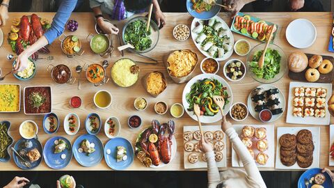 Ein mit vielen Speisen gedeckter Tisch