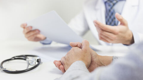 Arzt spricht mit Patienten