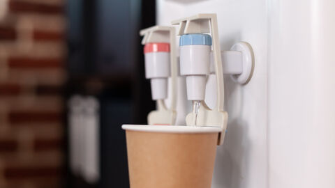 Pappbecher am Wasserspender