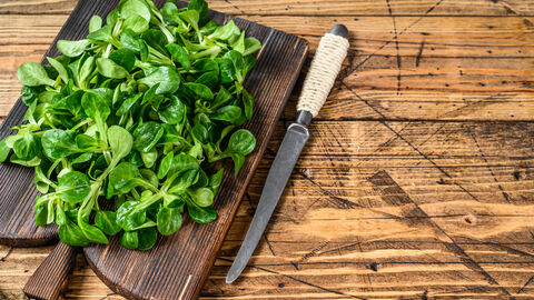 Feldsalat auf Schneidebrett