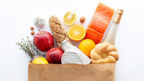 Eine Papiertüte voll mit unterschiedlichen Lebensmitteln
