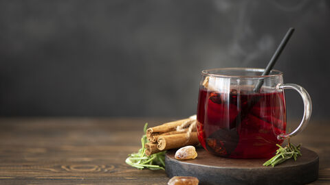 Eine dampfende Tasse Tee steht auf einem Tisch