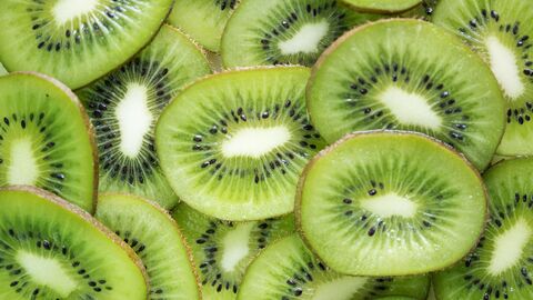 Kiwi in Scheiben geschnitten