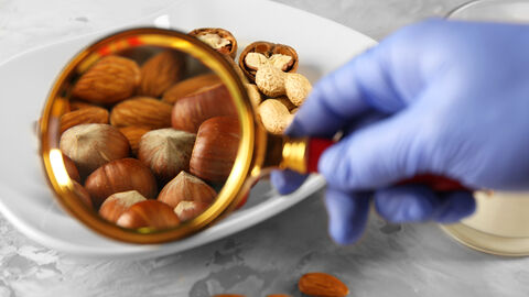 Nüsse unter einer Lupe