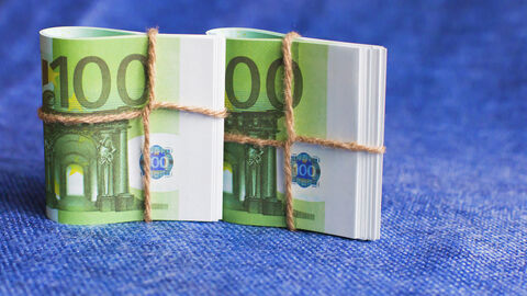 Zwei kleine Bündel an hundert Euro Scheinen