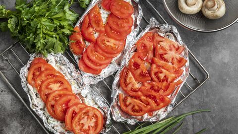 Tomatenscheiben auf Alufolie