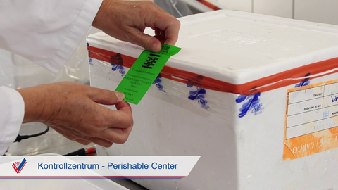 Kontrolleur klebt Aufkleber auf Box