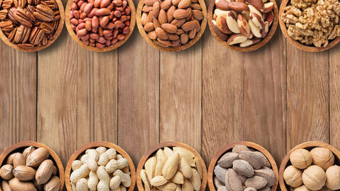 Nüsse & Samen in kleinen Schalen