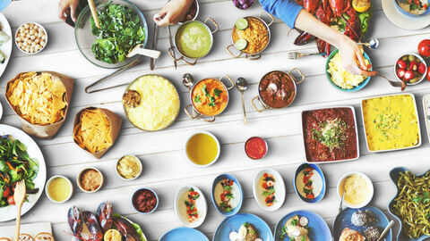 Eine reich gedeckte Tafel mit Essen