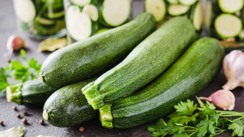 Zucchinis umgeben von Gewürzen Zucchinis umgeben von Gewürzen