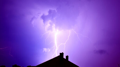 Blitz schlägt in ein Hausdach ein