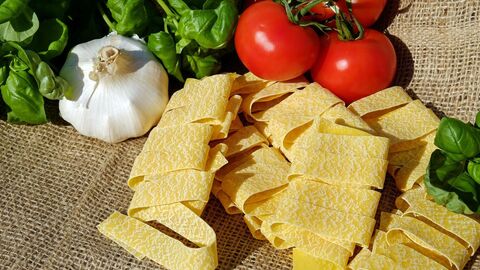 Rohe Nudeln mit frischen Tomaten und Knoblauch